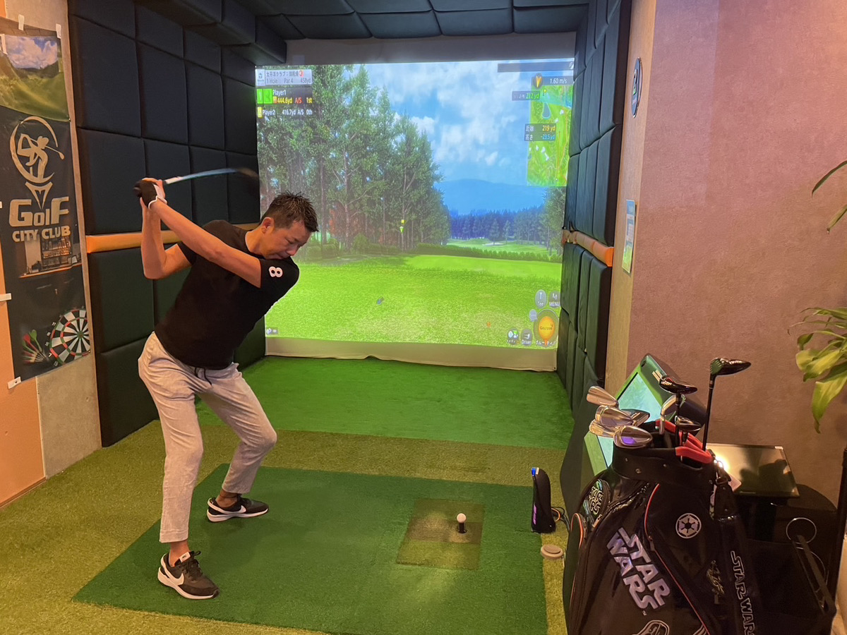 GOLF CITY CLUB SHINBASHIでのシミュレーションゴルフラウンド画像